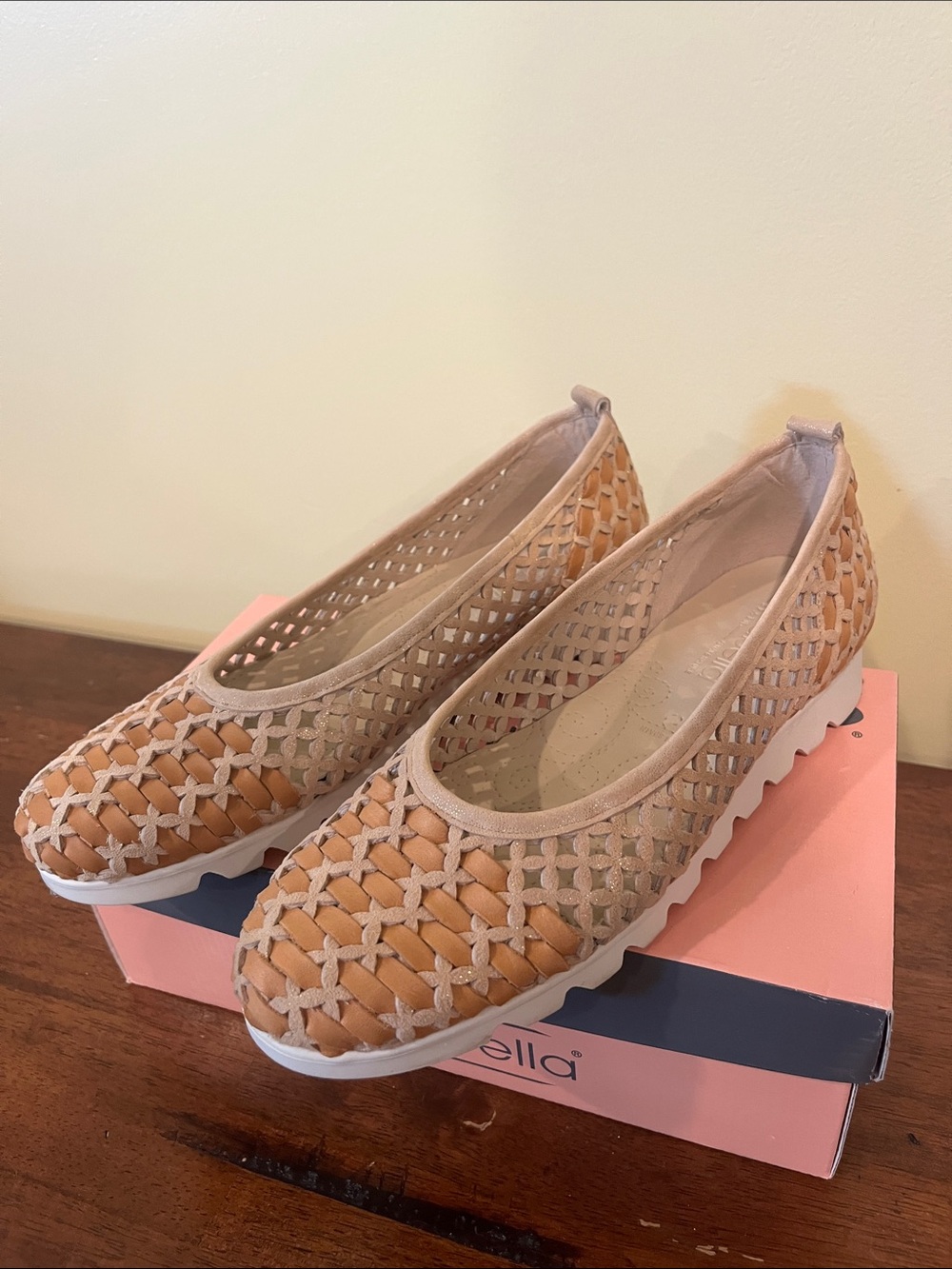 MODABELLA Spain Perforated Leather Cushioned Flats Size EU 40/US 9-9 1/2